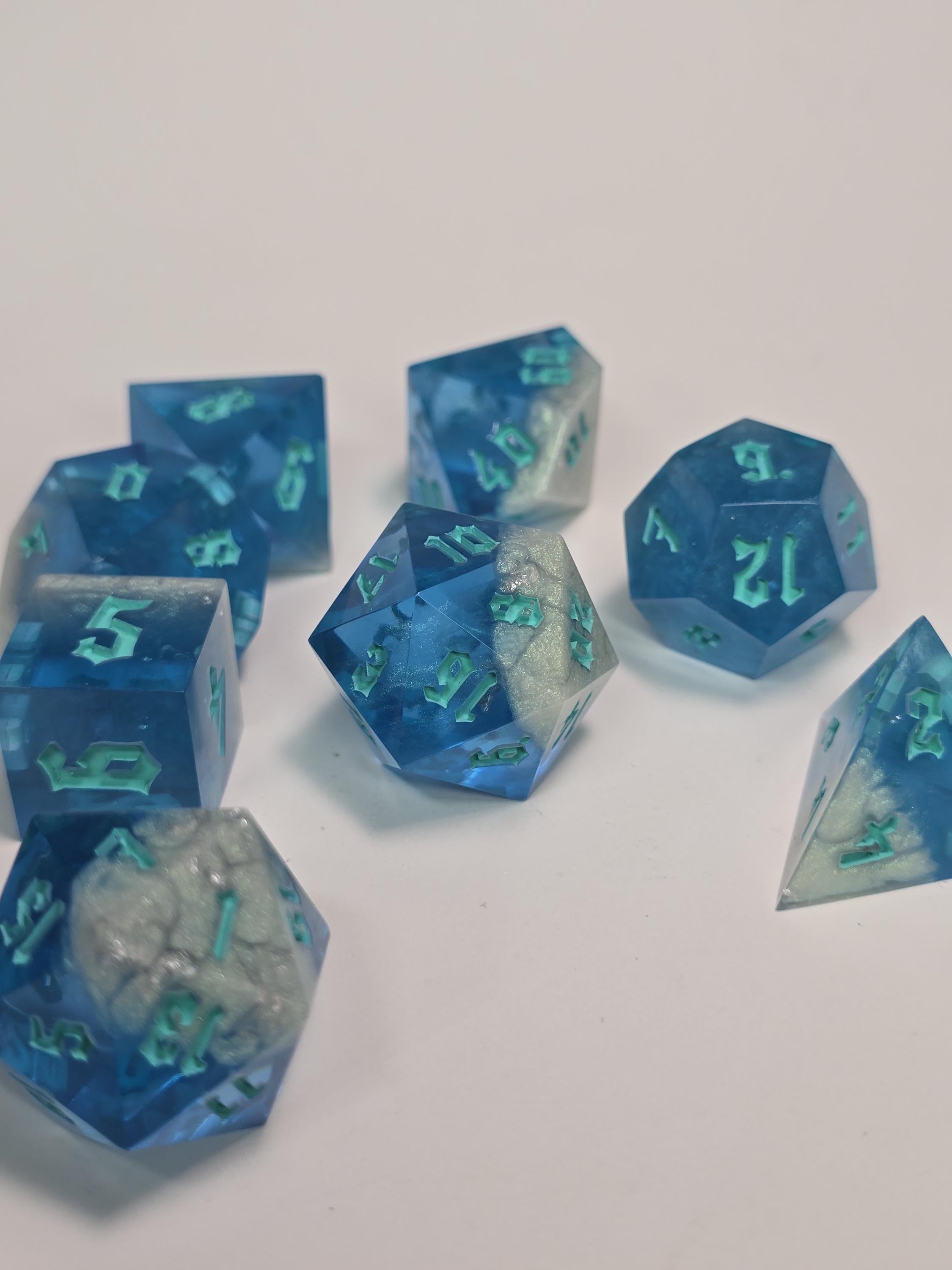 Blue Pearl. This is a full set with advantage (8 dice 2 D20s)