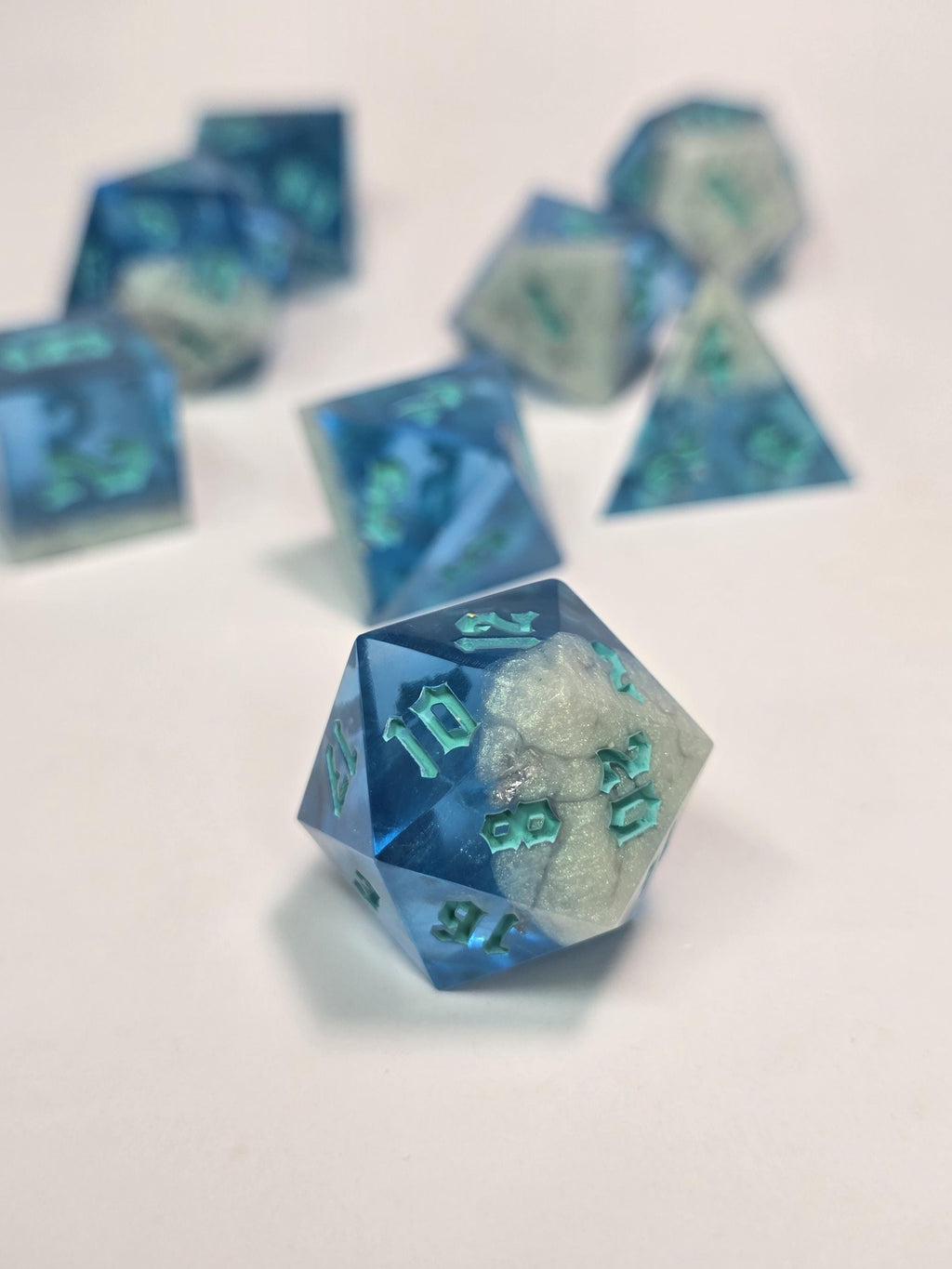 Blue Pearl. This is a full set with advantage (8 dice 2 D20s)