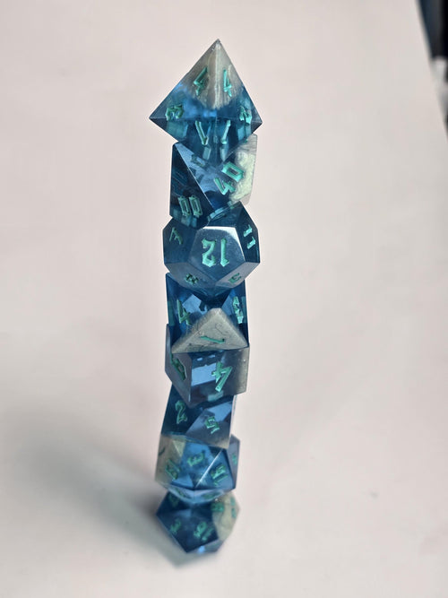 Blue Pearl. This is a full set with advantage (8 dice 2 D20s)