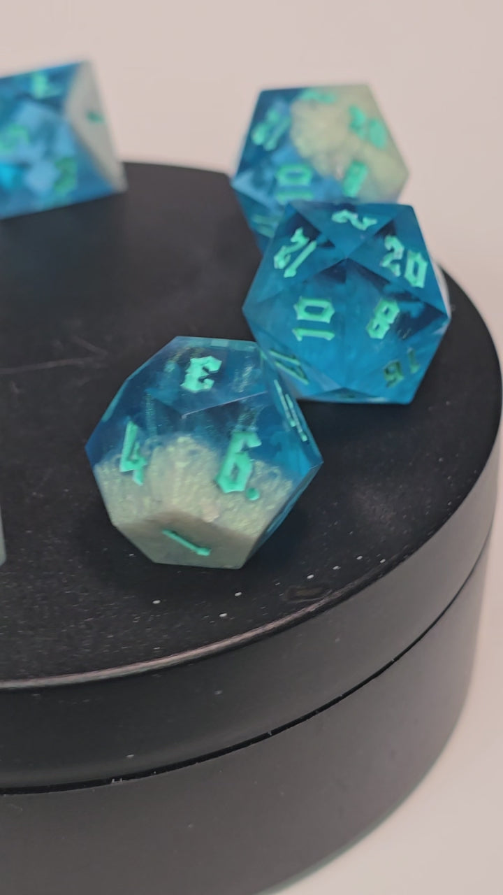 Blue Pearl. This is a full set with advantage (8 dice 2 D20s)